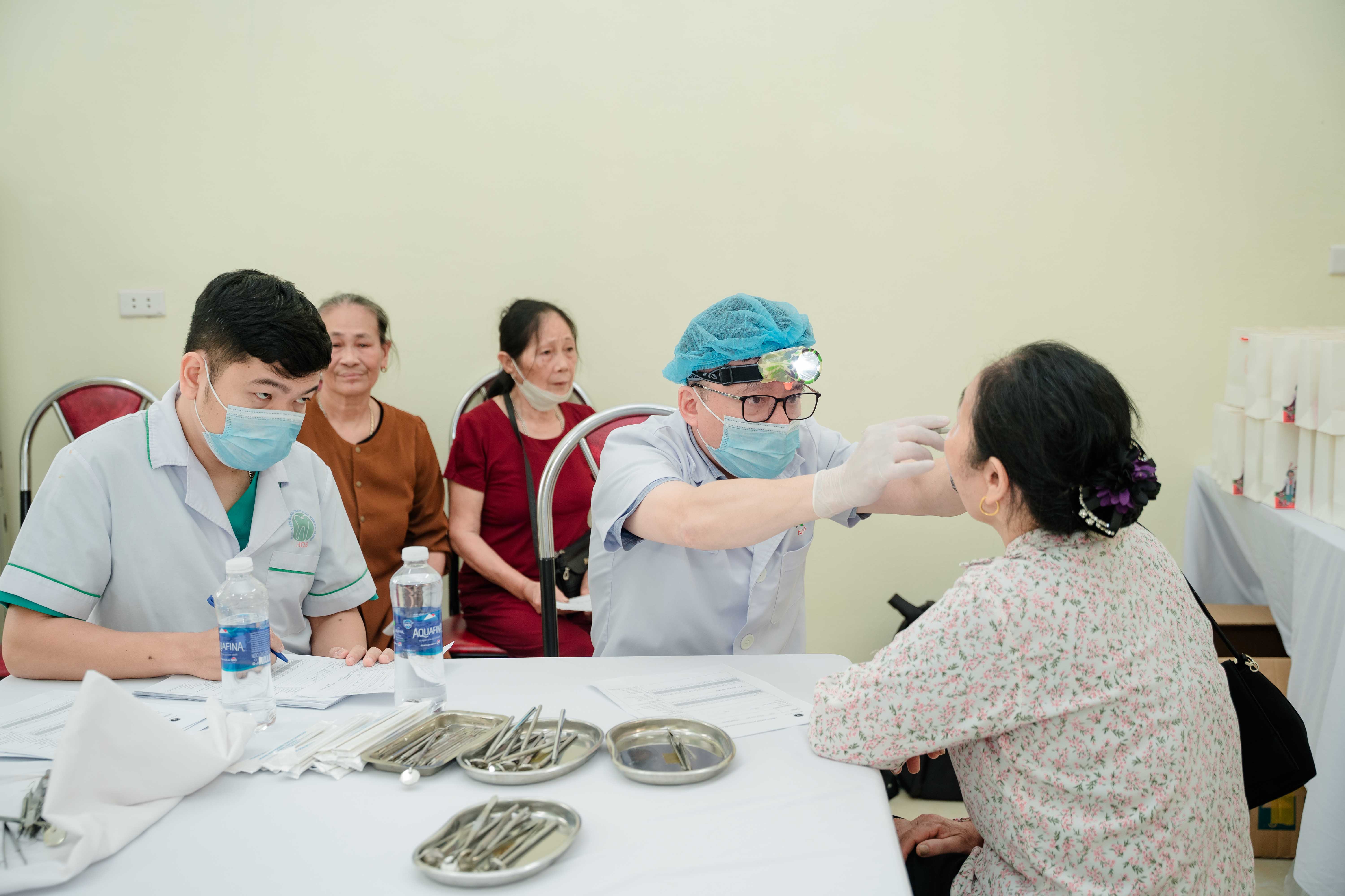 Đoàn thăm khám cho người cao tuổi tại Trung tâm Y tế xã Hùng Việt